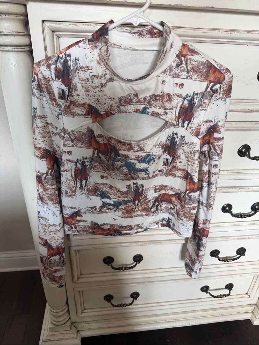 Women’s Horse-Print Long Sleeve Cutout Top - White/Brown